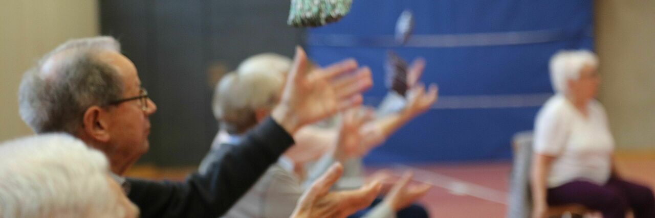 Senioren bei der Sitzgymnastik