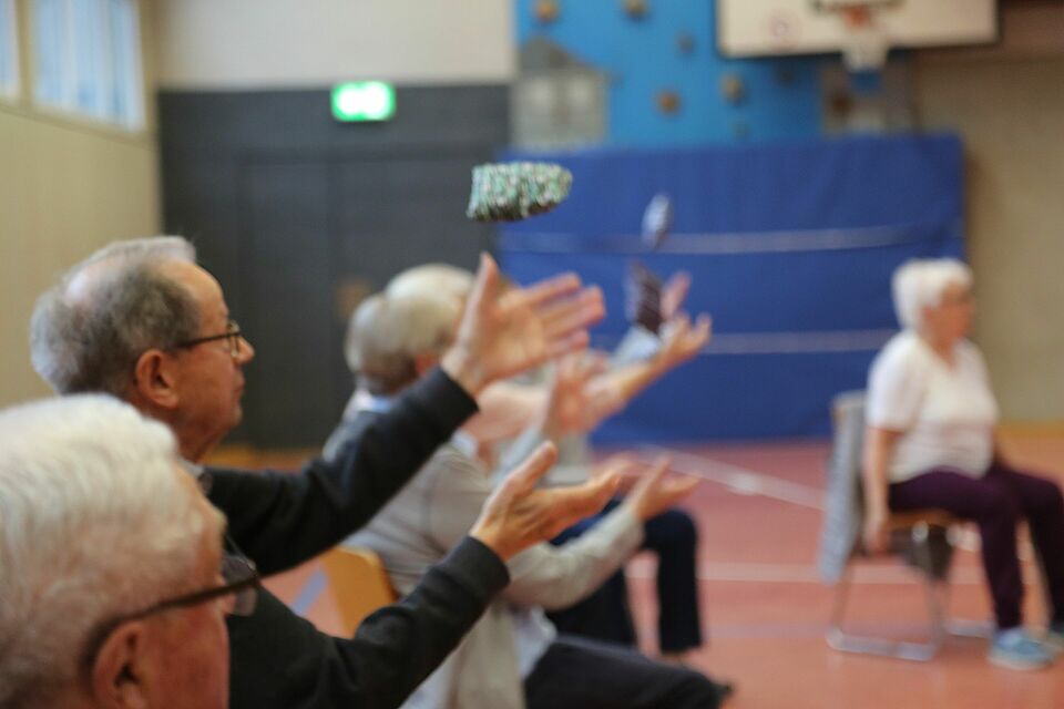 Senioren bei der Sitzgymnastik